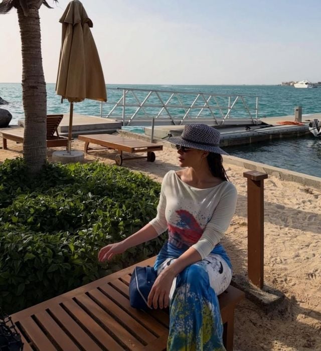 يارا السكري بفستان ناعم وبلا مكياج