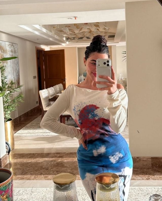 يارا السكري بفستان ناعم في جدّة