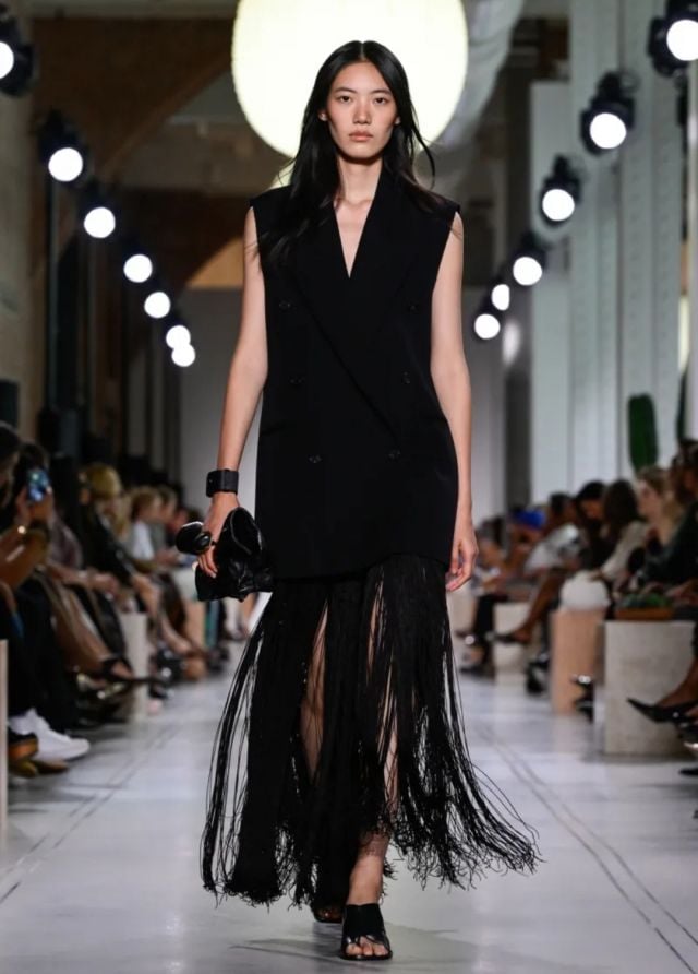 الشراريب على الفستان الاسود