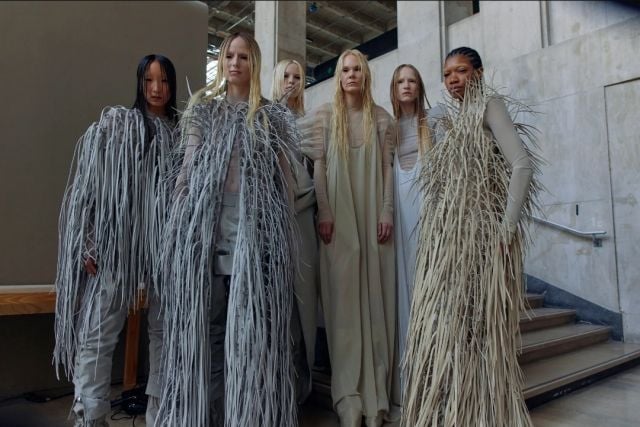 موضة الشراريب تتجدد... لمسات من الأناقة والأنوثة