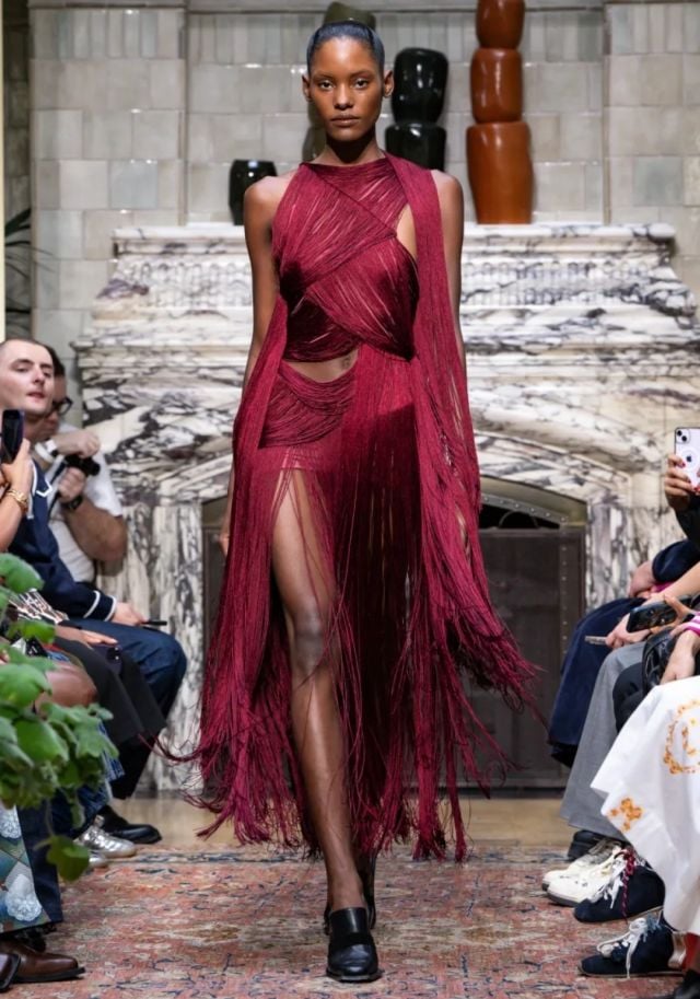 الشراريب على الفستان الاحمر