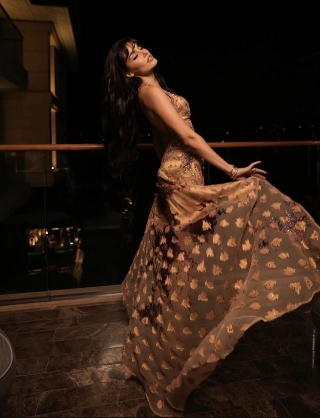 هاندة بتصميم أرشيفي فخم من إيلي صعب