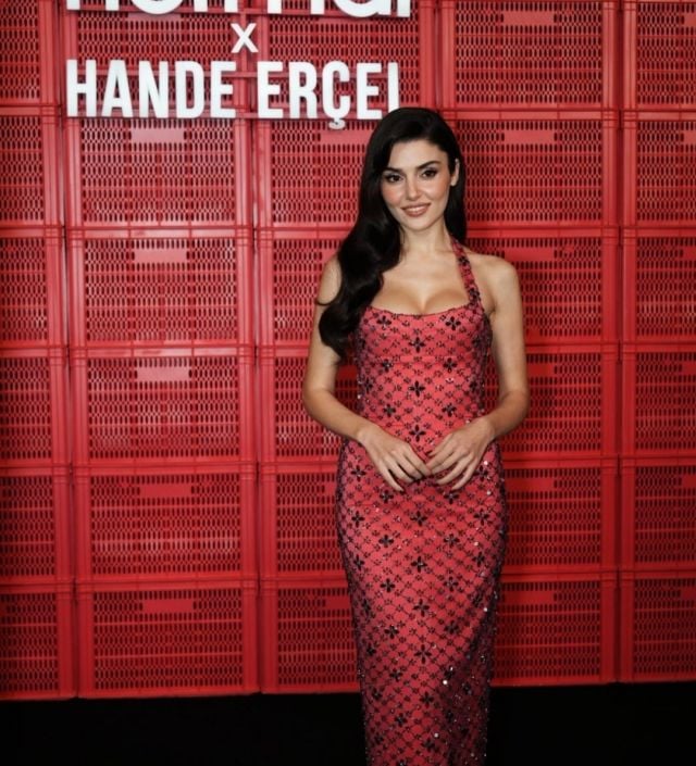 هاندة أرتشيل بفستان زهري ضيّق