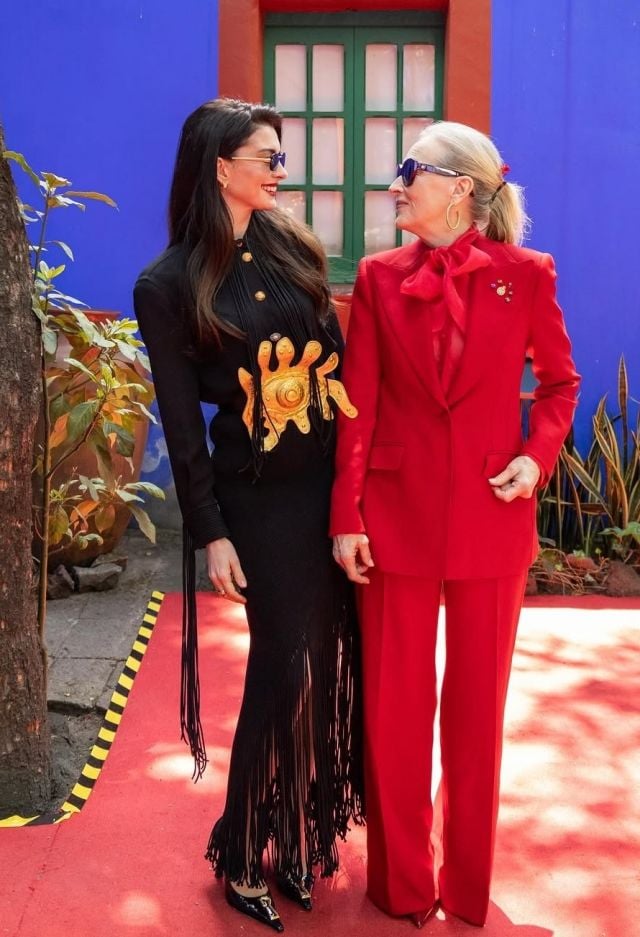 ميريل ستريب بطقم أنيق باللون الأحمر