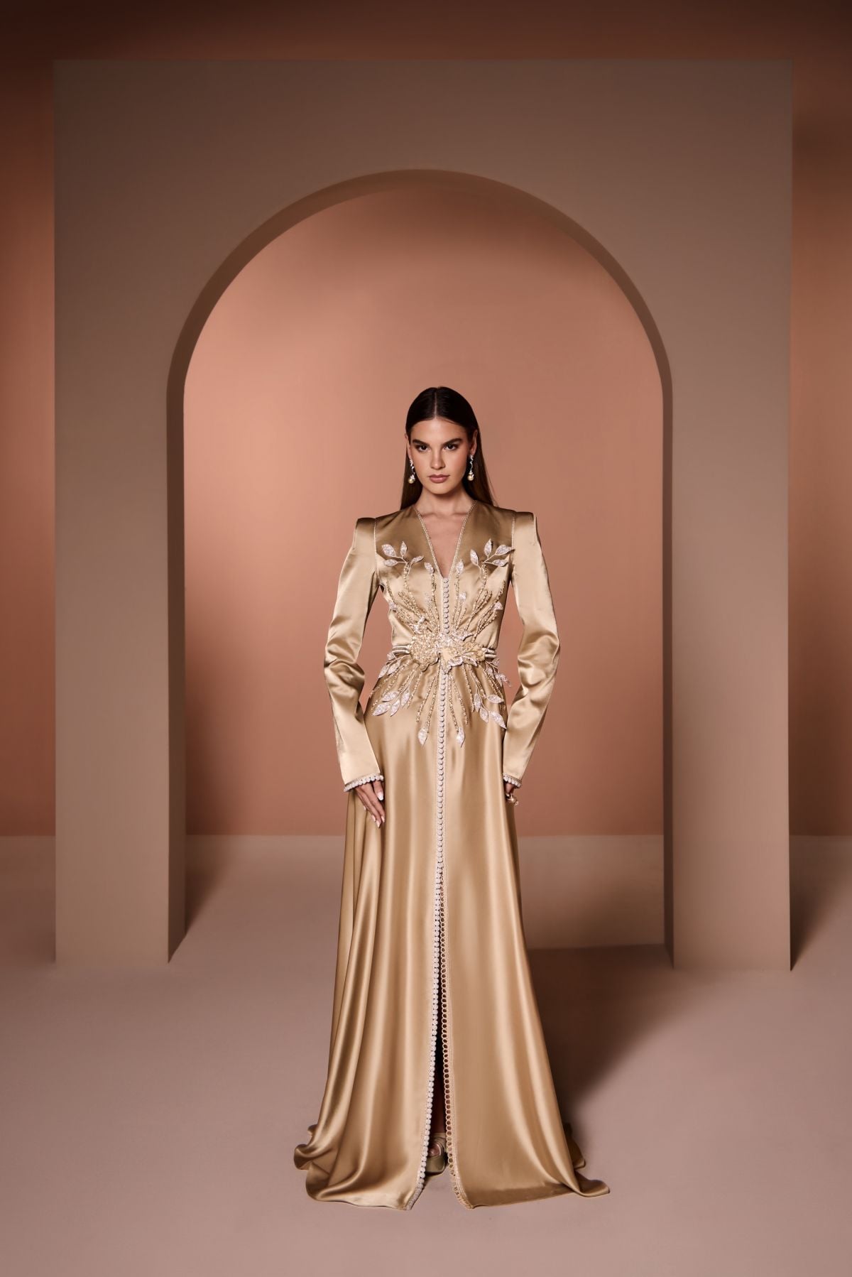 قفاطين ذهبية وفضية… صيحة العيد المفضّلة لإطلالات 2026