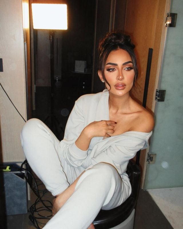 نور الغندور بملابس نوم بقصة الكتف المكشوفة