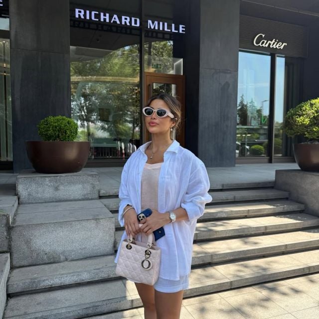 يارا السكري بالقميص الأبيض والشورت القصير… 