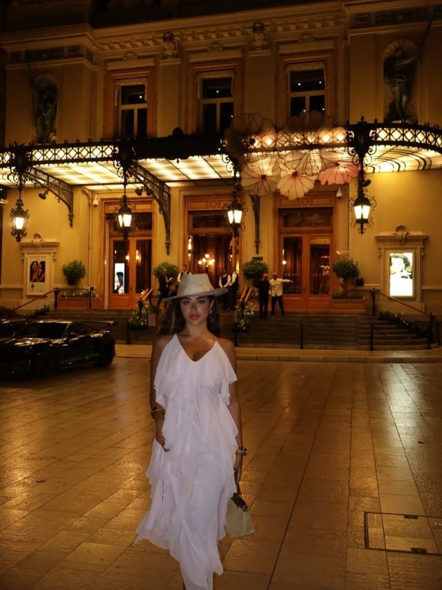 يارا السكري بفستان أبيض مكشكش… إطلالة رومانسية صيفية