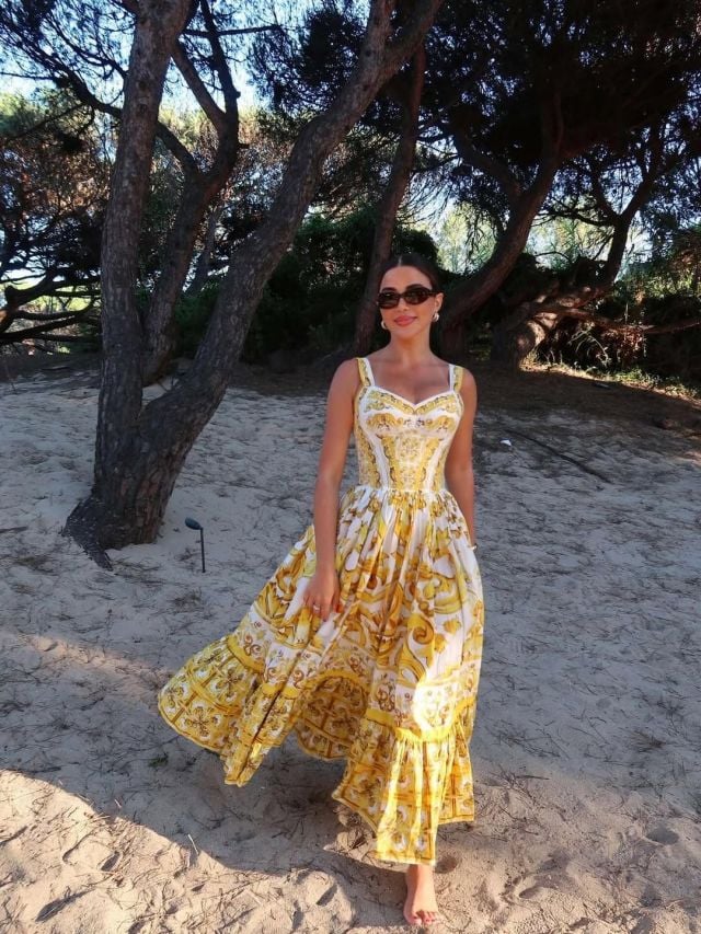 يارا السكري بفستان أبيض وأصفر… إشراقة صيفية لافتة