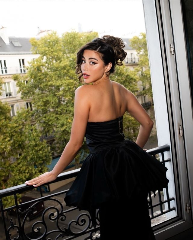 يارا السكري تتألق بفساتين راقية تعكس أناقتها اللافتة