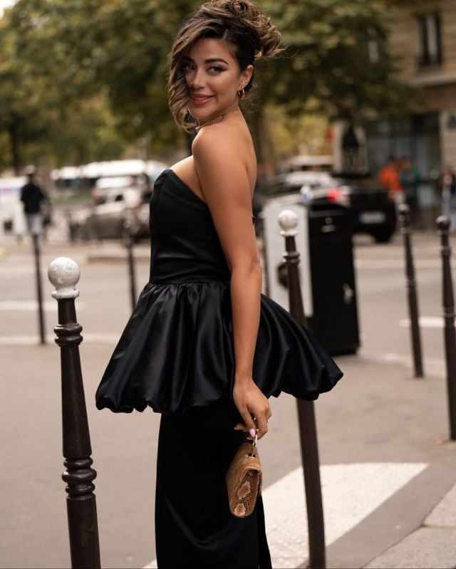 يارا السكري بإطلالة سوداء راقية… تصميم البيبلوم يبرز الأناقة