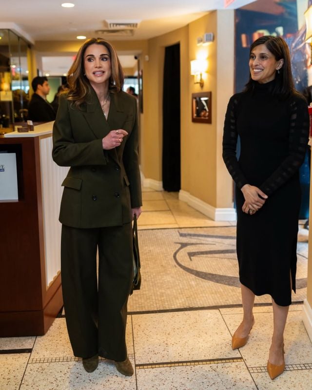 الملكة رانيا تختار البليزر بطابع محدّد