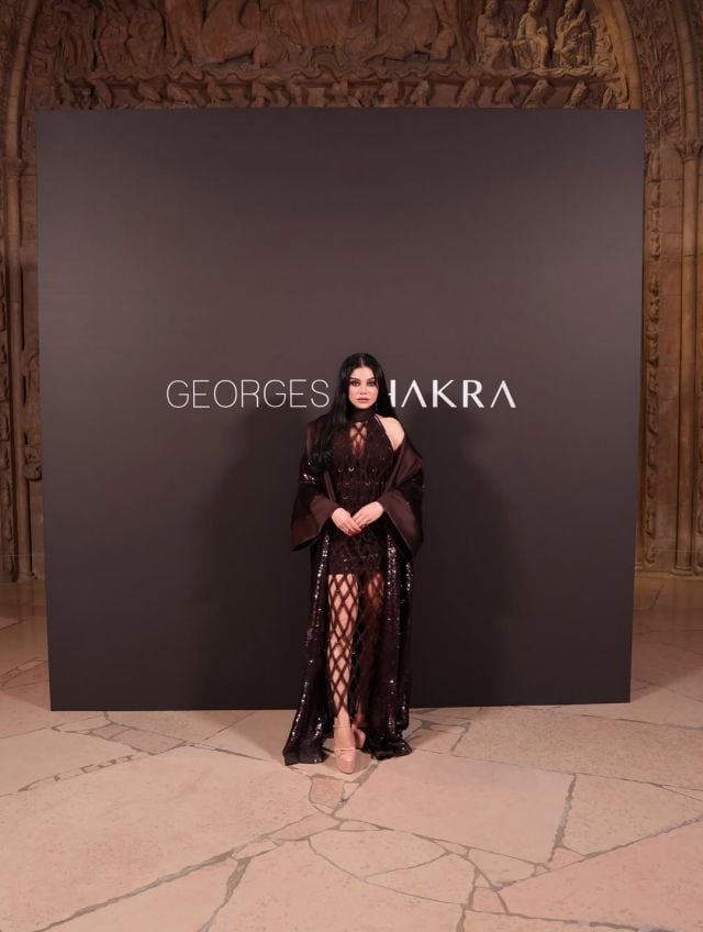 فستان الشبك الأسود.. جرأة لافتة في إطلالات هيفاء