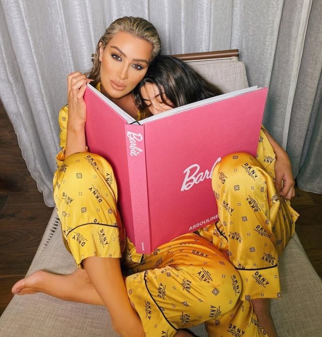 مايا دياب بملابس نوم صفراء متناغمة مع ابنتها