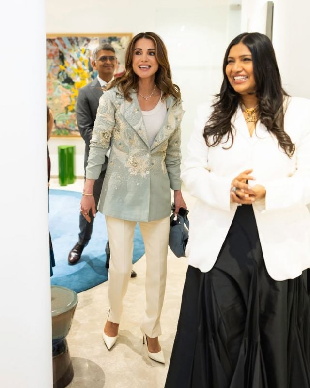 البليزر الباستيلي بأسلوب الملكة رانيا