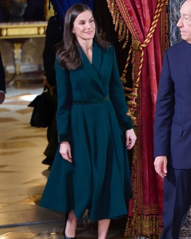 الفستان الأسود الميدي يميز إطلالة الملكة ليتيزيا