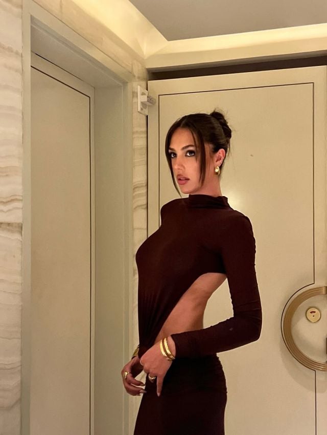 تفاصيل فستان سيستين ستالون وإكسسواراتها المميزة