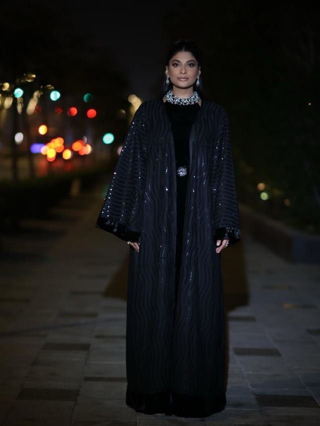 فرحانة بودي بعباءة سوداء لامعة وفستان طويل يبرز الجرأة