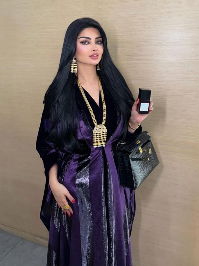 ملكة كابلي بعباءة بنفسجية لمّاعة