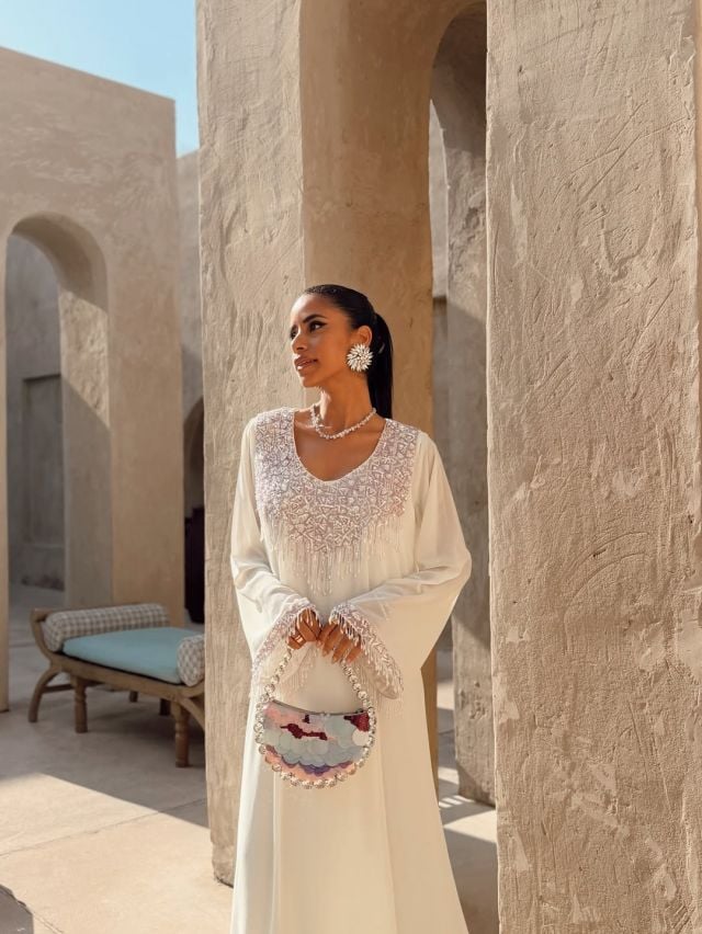 ناديا الحسن تختار القفطان الأبيض الناعم