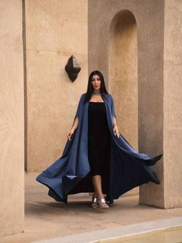 زينة لؤي بمزيج الكلاسيكية واللمسة الشرقية في فستان أسود وعباءة كحلية