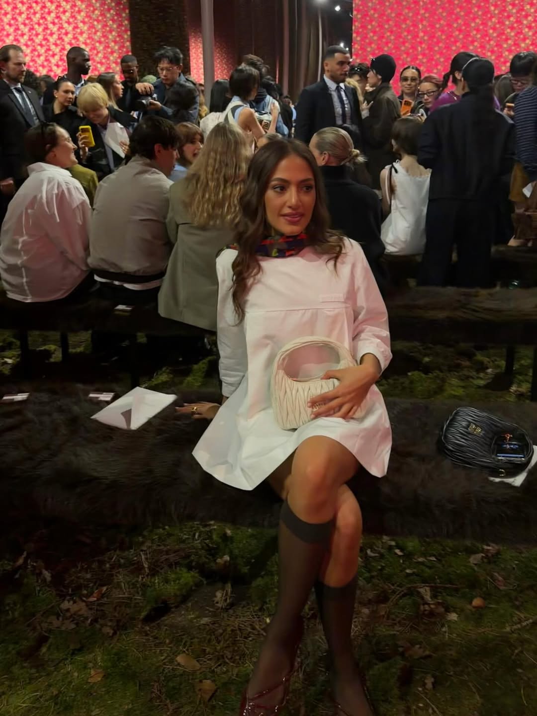 كنزي دياب تتألق بفستان مستوحى من الستينيات خلال عرض Miu Miu