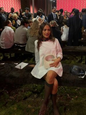 كنزي دياب تتألق بفستان مستوحى من الستينيات خلال عرض Miu Miu