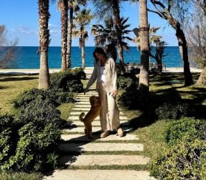 ببساطة أنيقة: زين قطامي تعتمد لوكاً مريحاً بألوان محايدة