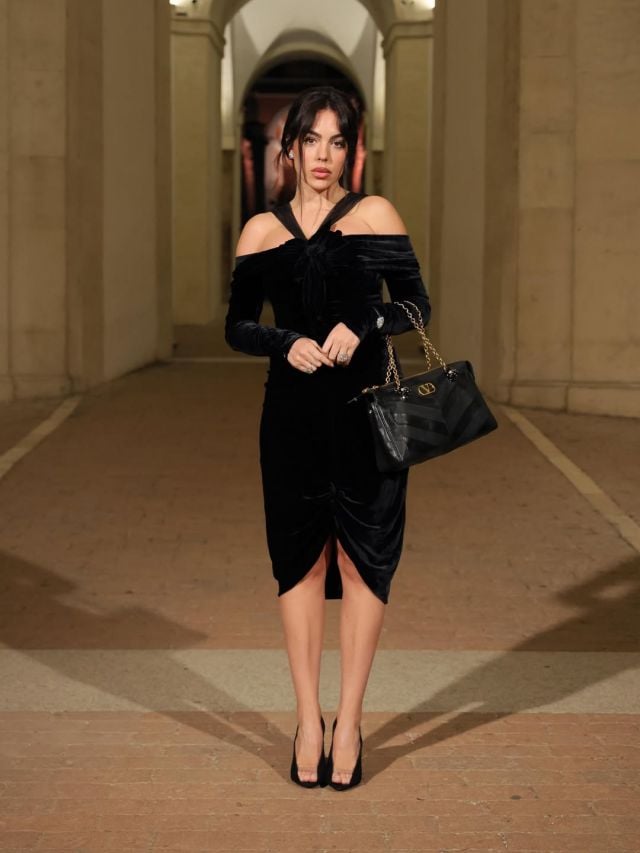 جورجينا رودريغيز بفستان أوف شولدر أنيق في عرض فالنتينو 2026