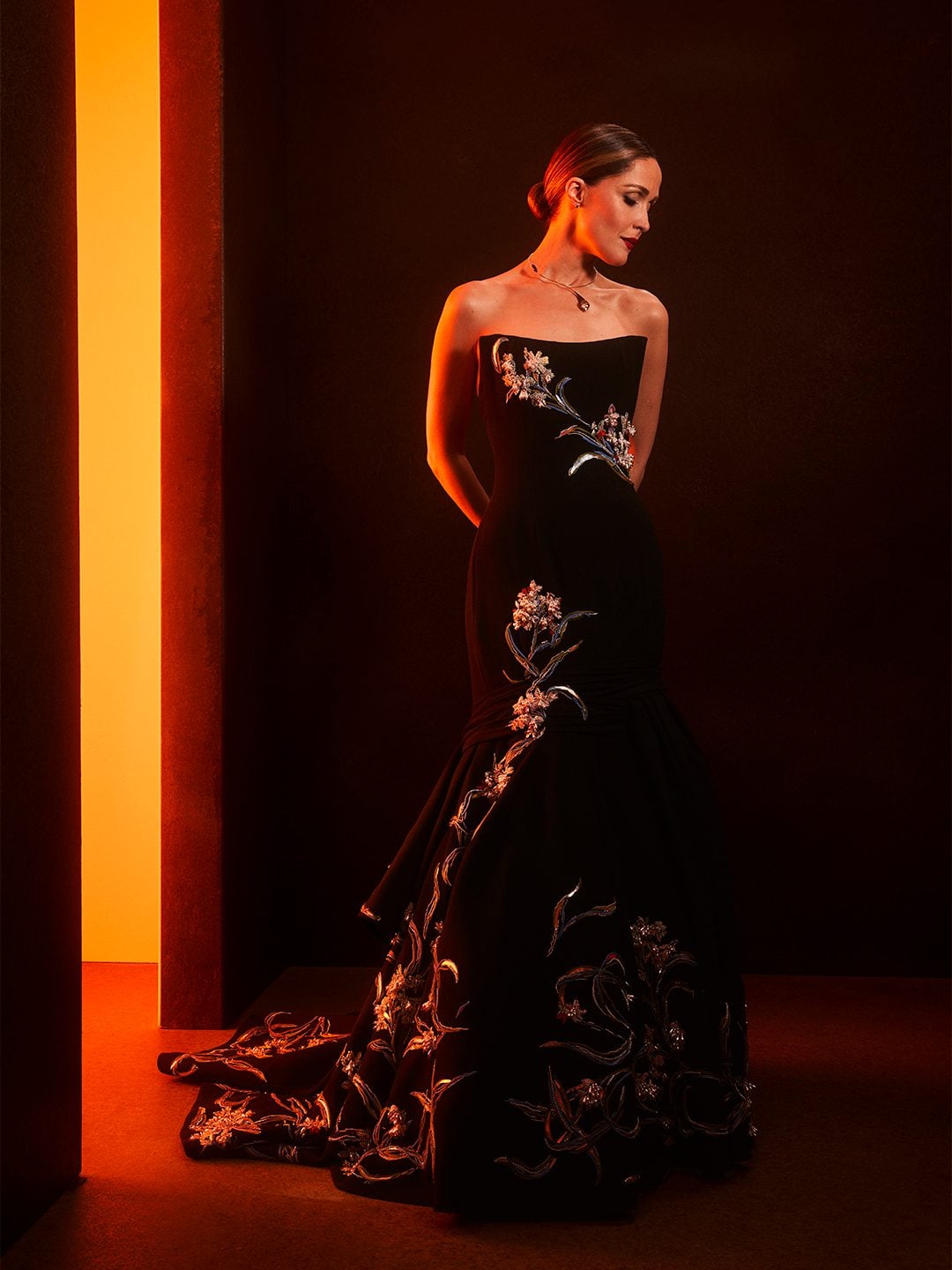 روز بيرن بتصميم أسود ستربلس مطرز بالورود