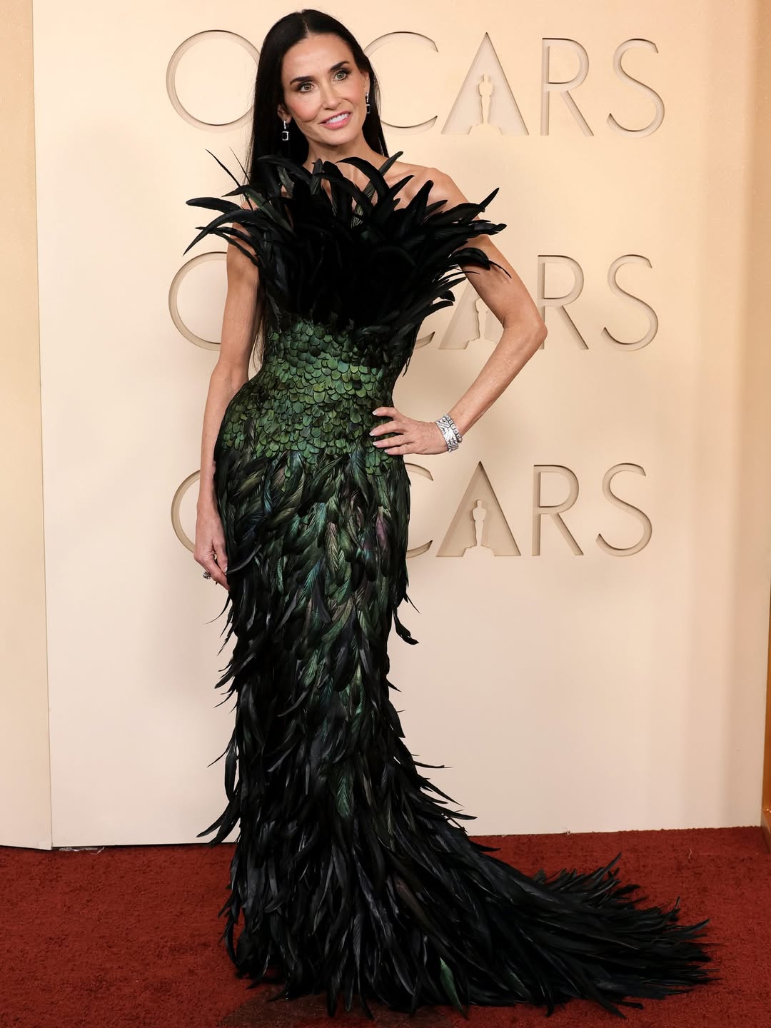 ديمي مور بفستان من الريش