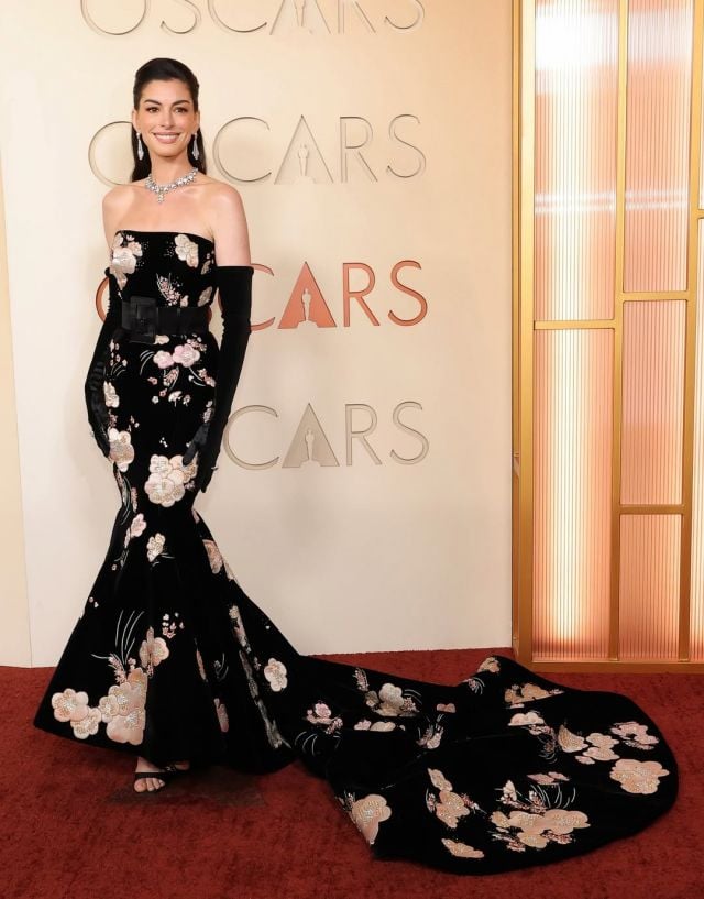 آن هاثاوي بفستان مع ورود بارزة