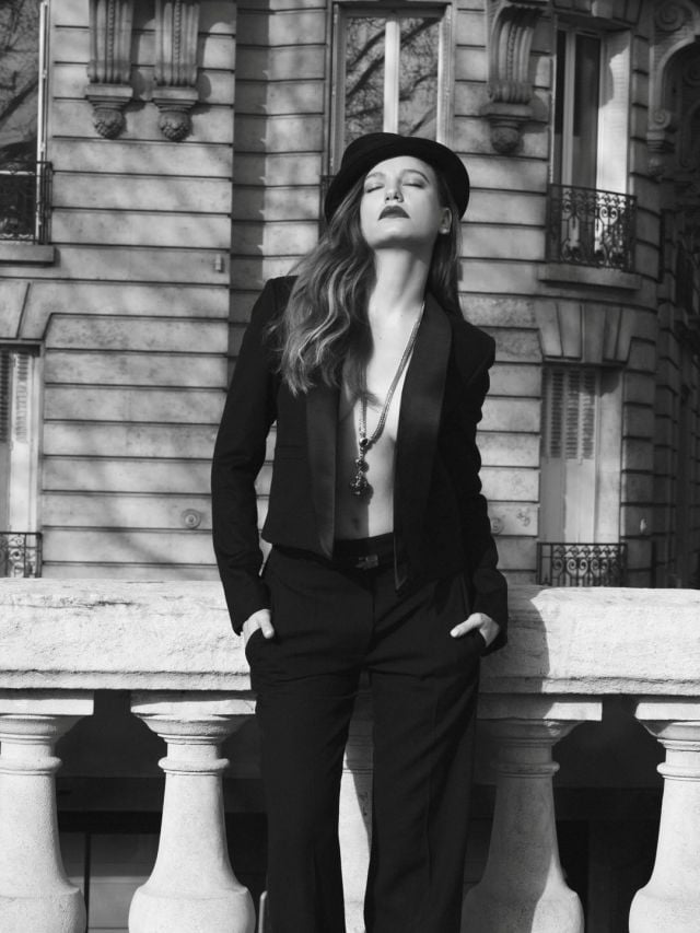 بليزر أسود وسلسلة طويلة: إطلالة عصرية لافتة لسيريناي