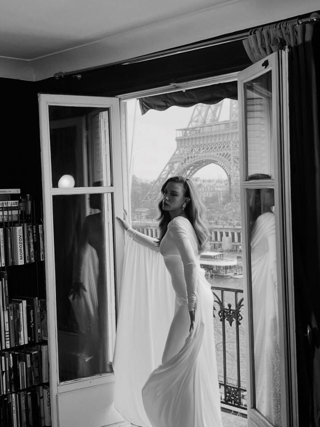 سيريناي ساريكايا بفستان أبيض يخطف الأنظار