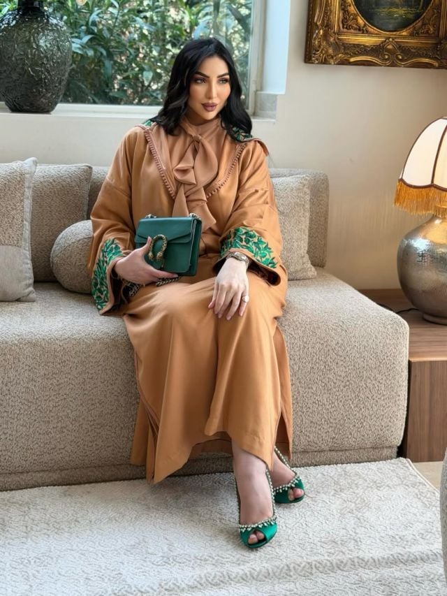 دنيا بطمة تجمع بين الفخامة والبساطة في القفطان الكاميل