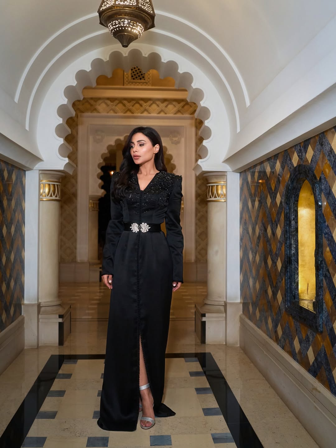 إطلالة لافتة لمهيرة عبد العزيز تجمع الأناقة التقليدية والعصرية