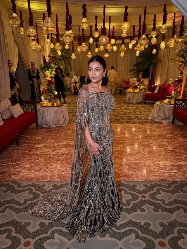 إطلالة فاخرة بالترتر لمهيرة عبد العزيز