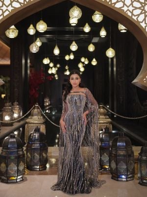 سحر الترتر والكاب الملكي: مهيرة عبد العزيز تتألق بإطلالة استثنائية