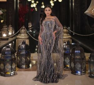 سحر الترتر والكاب الملكي: مهيرة عبد العزيز تتألق بإطلالة استثنائية