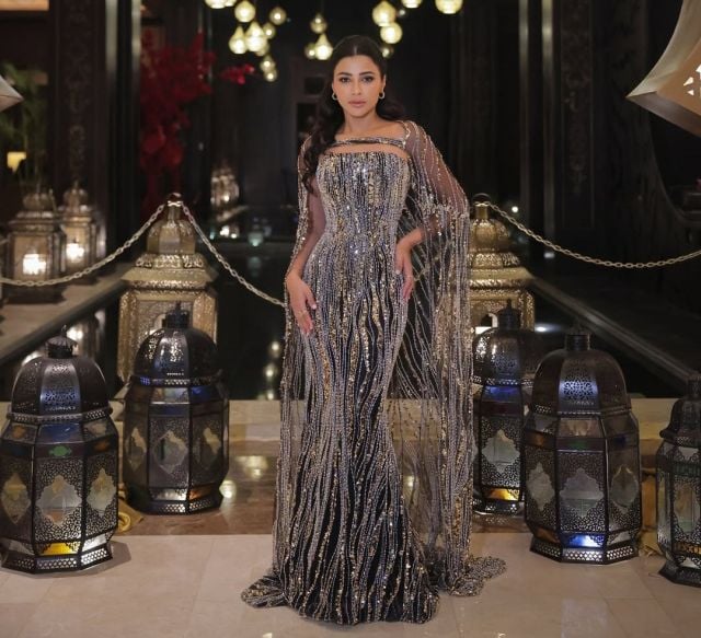 سحر الترتر والكاب الملكي: مهيرة عبد العزيز تتألق بإطلالة استثنائية