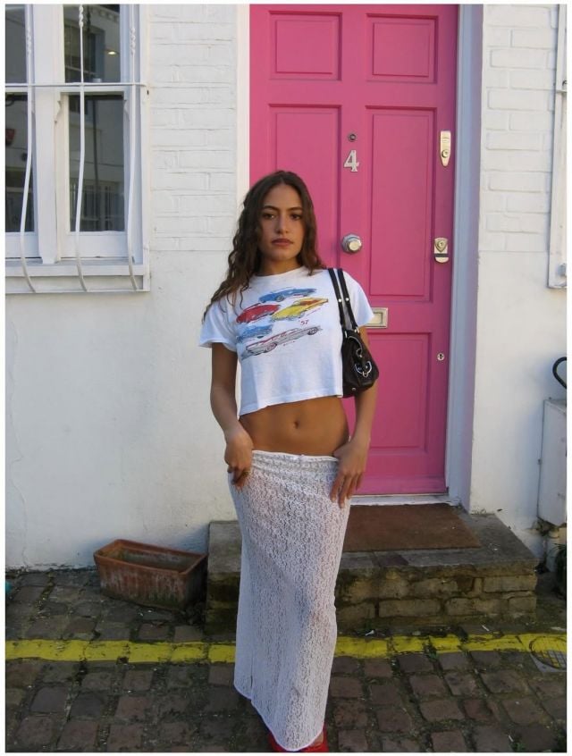 كنزي عمرو دياب تمزج الجرأة والعصرية بالكروب توب والتنورة الشفّافة