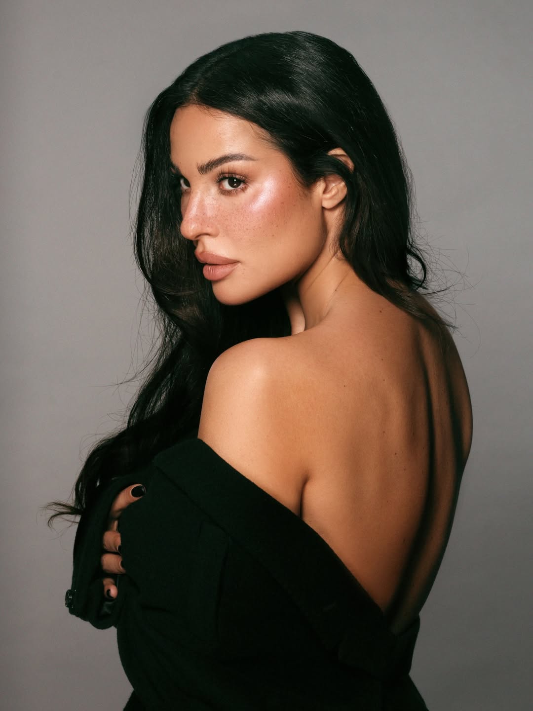 نادين نسيب نجيم بإطلالة خارجة عن المألوف