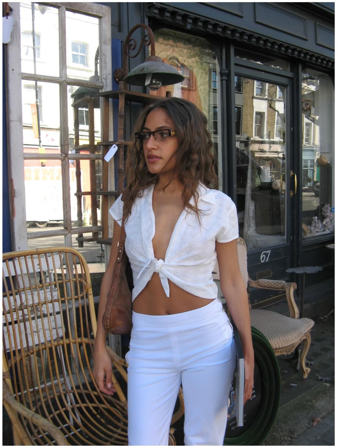 كنزي عمرو دياب بالقميص الكروب والبنطلون الأبيض: بساطة أنثوية بلمسة جريئة