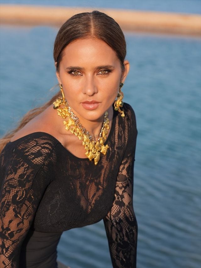 سحر الدانتيل الأسود في إطلالة نيللي كريم