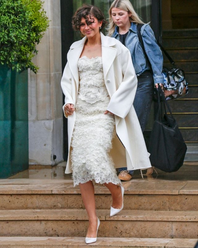 زيندايا بالدانتيل الأبيض