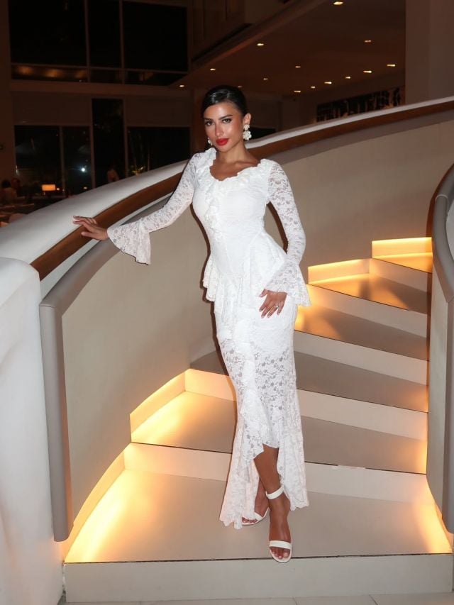 لمى العقيل تتألق بفستان أبيض طويل مع لمسة من الدانتيل والكشاكش