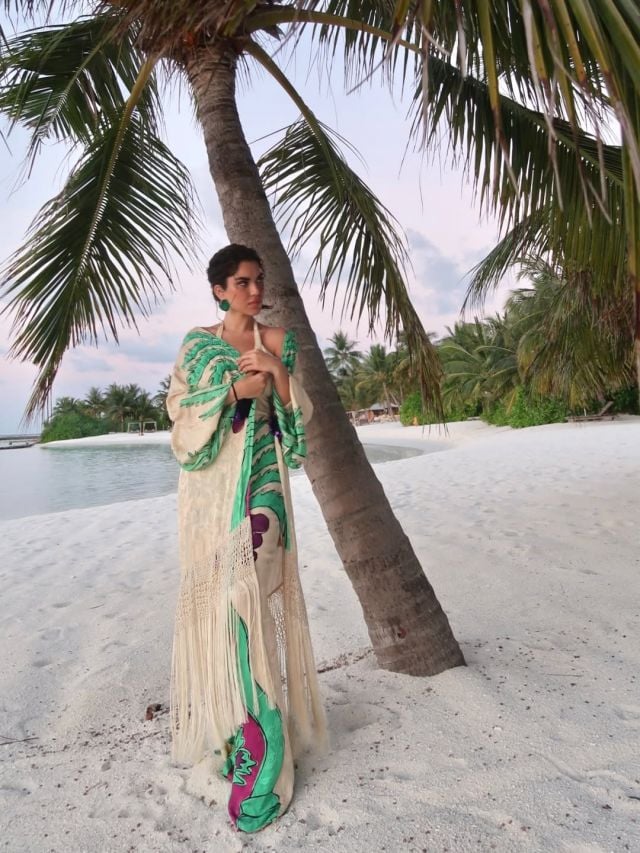 نجود الرميحي تتألق بفستان بيج منقوش بأشجار النخيل