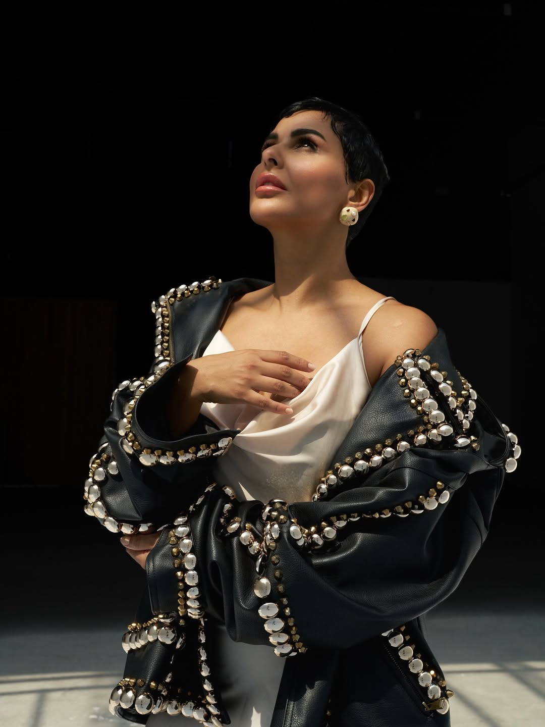 إطلالة متمردة: ميس حمدان تمزج الرقة بالقوة