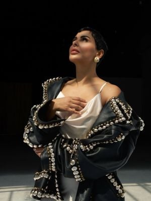 إطلالة متمردة: ميس حمدان تمزج الرقة بالقوة