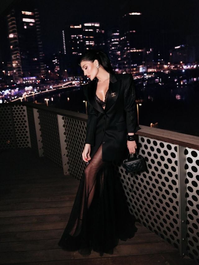 هبة نور تمزج الجرأة بالكلاسيكية بإطلالة استثنائية